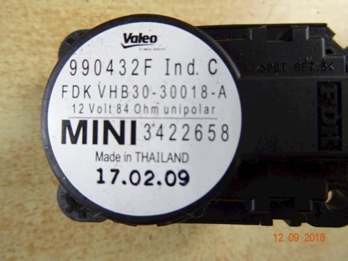 Heater valve motor from a MINI Mini Open (R57) 1.6 16V Cooper 2009