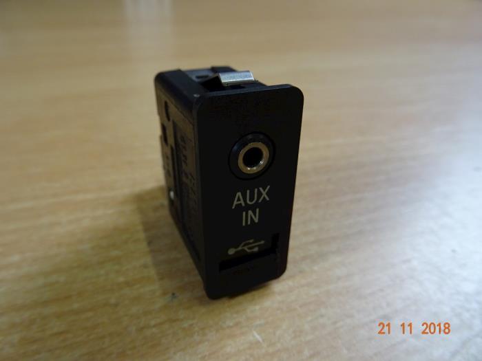 Zlacze AUX/USB z MINI Mini Open (R57) 1.6 16V Cooper 2009