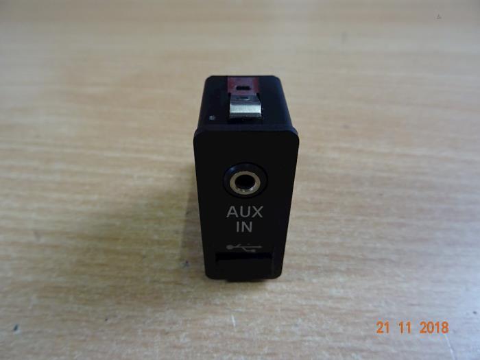 AUX / USB-Anschluss van een MINI Mini Open (R57) 1.6 16V Cooper 2009
