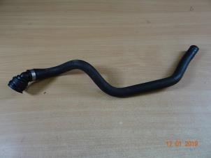 Used Radiator hose Mini Mini (R56) 1.6 Cooper D 16V Price € 22,50 Margin scheme offered by Miniparts24 - Miniteile24 GbR