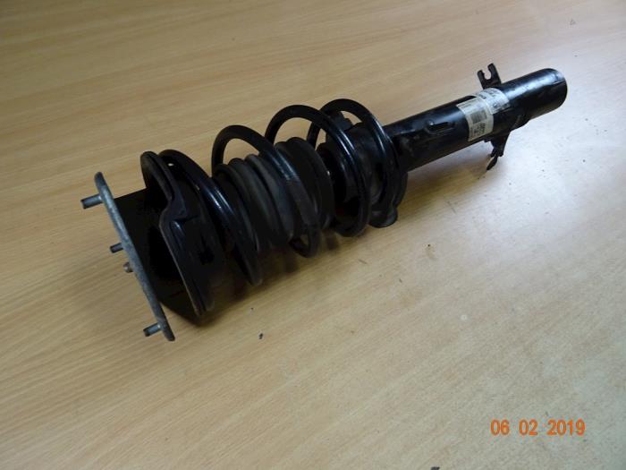 Fronts shock absorber, left from a MINI Mini (R56) 1.6 16V Cooper 2007