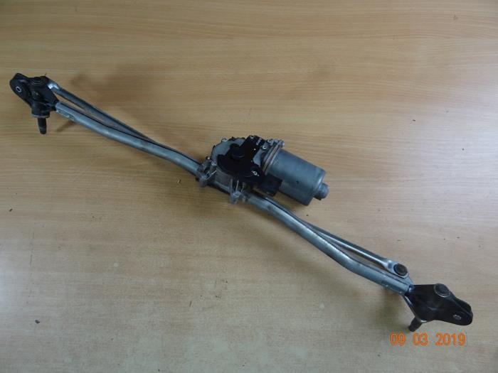 Windshield wiper linkage and motor
