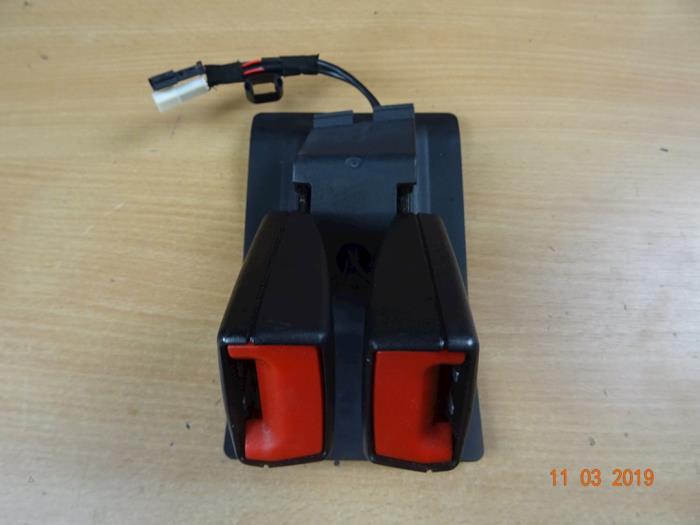 Gebrauchte Gurtspanner Mitte hinten Mini Mini (R56) 1.6 16V Cooper Preis € 23,80 Mit Mehrwertsteuer angeboten von Miniparts24
