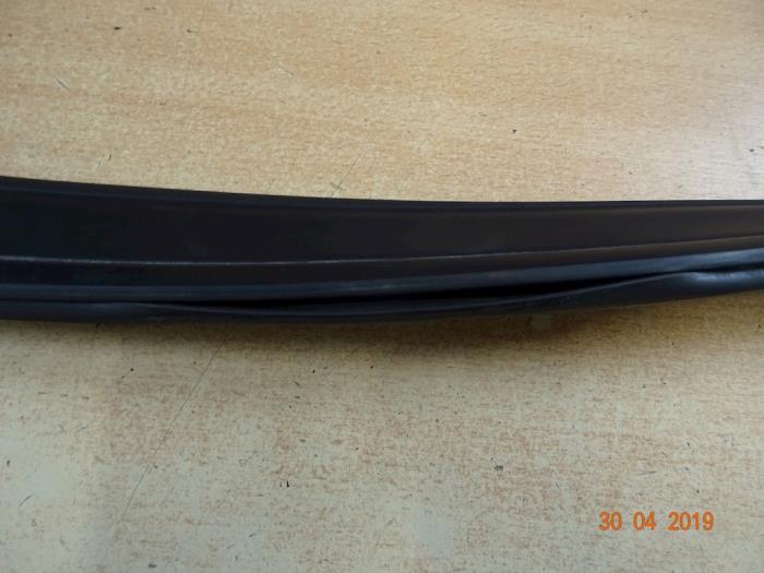 Bonnet rubber from a MINI Mini (F56) 1.2 12V One 2014