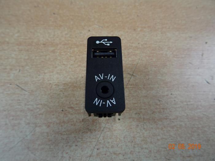 Conexión AUX-USB de un MINI Mini (R56) 1.6 16V John Cooper Works 2010