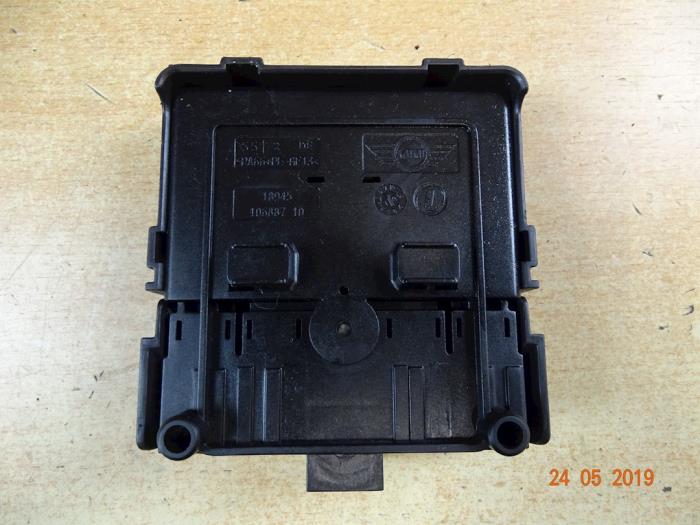 Stromverteiler van een MINI Mini Open (R57) 1.6 Cooper D 16V 2010