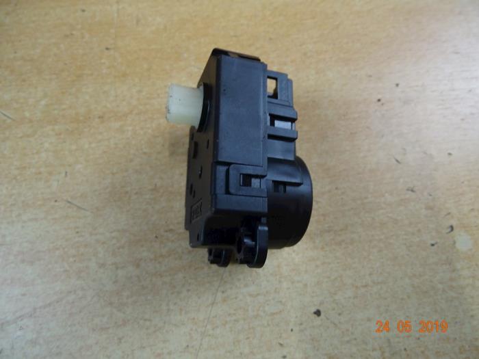 Heater valve motor from a MINI Mini Open (R57) 1.6 Cooper D 16V 2010