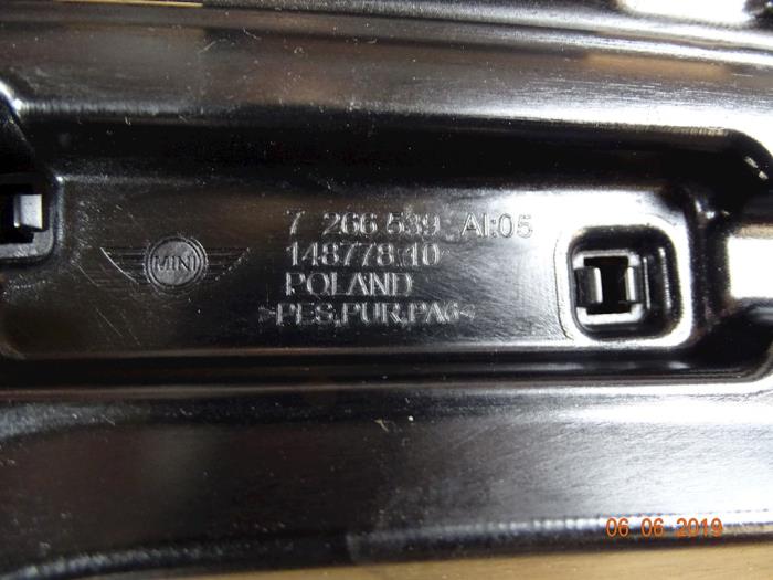 Motorhaubegummi van een MINI Mini Open (R57) 1.6 Cooper D 16V 2010