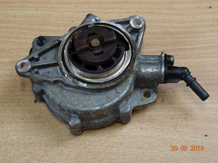 Vacuum pump (petrol) from a MINI Mini (R56) 1.6 16V Cooper 2011