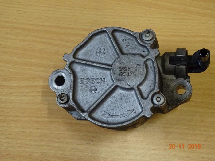 Brake servo vacuum pump from a MINI Mini (R56) 1.6 Cooper D 16V 2007