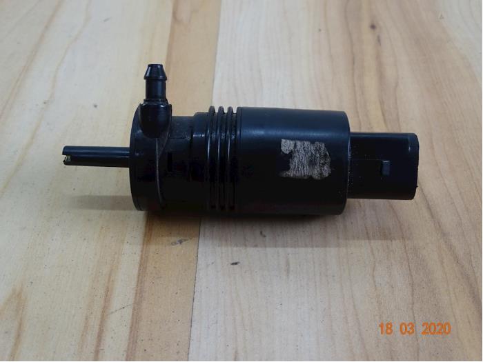 Używane Pompa spryskiwacza przód Austin Mini Open (R52) 1.6 16V Cooper Cena € 23,80 Z VAT oferowane przez Miniparts24