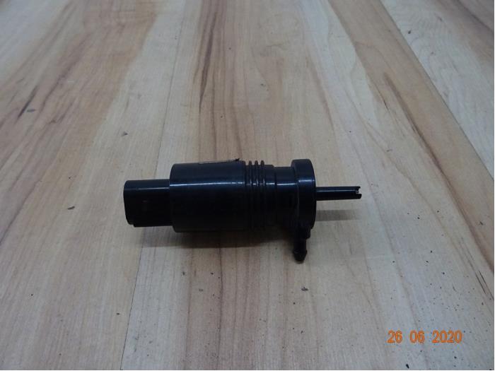 Windscreen washer pump from a MINI Mini One/Cooper (R50) 1.4 16V One 2006