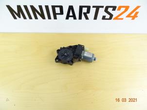 Używane Silnik szyby drzwiowej Mini Mini (R56) 1.6 16V Cooper Cena € 30,00 Procedura marży oferowane przez Miniparts24 - Miniteile24 GbR