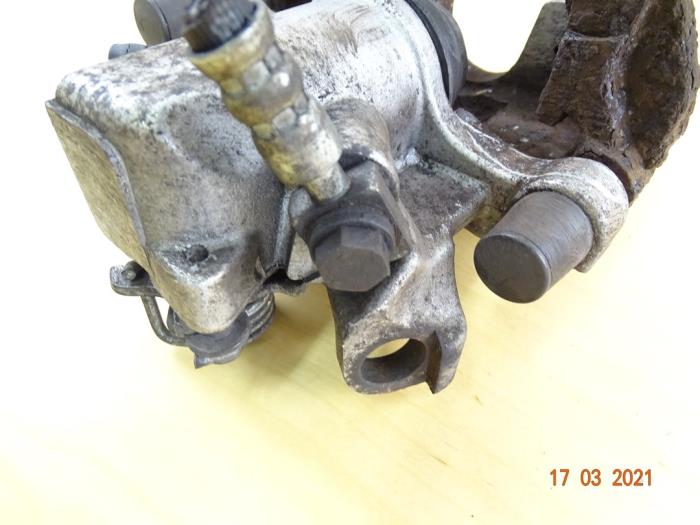Rear brake calliperholder, left from a MINI Mini One/Cooper (R50) 1.6 16V Cooper 2002