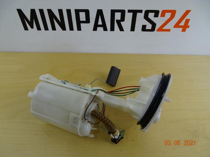 Electric fuel pump from a MINI Mini One/Cooper (R50) 1.6 16V One 2003