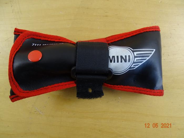 Werkzeugsatz van een MINI Mini Cooper S (R53) 1.6 16V 2003