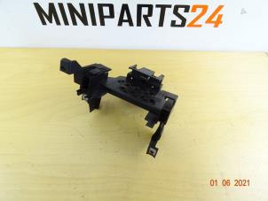 Used Relay holder Mini Mini (R56) 1.4 16V One Price € 29,63 Inclusive VAT offered by Miniparts24 - Miniteile24 GbR