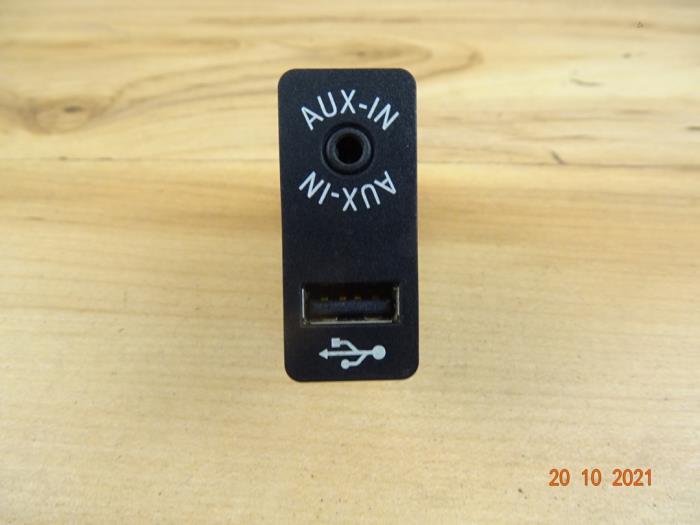 Conexión AUX-USB de un MINI Countryman (R60) 1.6 16V Cooper S ALL4 2011