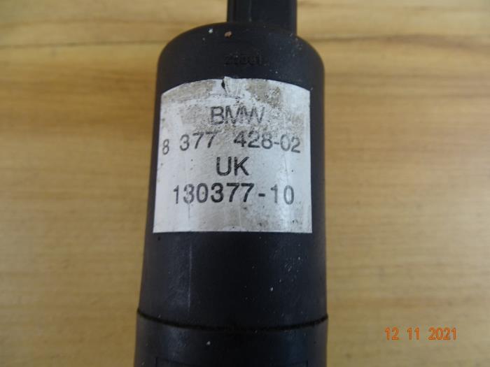Headlight washer pump from a MINI Mini Cooper S (R53) 1.6 16V 2006