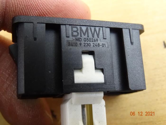 USB plug from a MINI Mini (R56) 1.6 16V John Cooper Works 2011