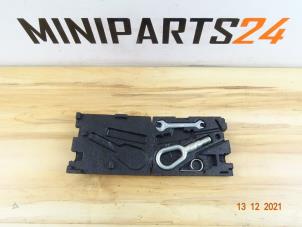 Usagé Kit d'outils Mini Mini Cooper S (R53) 1.6 16V Prix € 29,75 Prix TTC proposé par Miniparts24 - Miniteile24 GbR