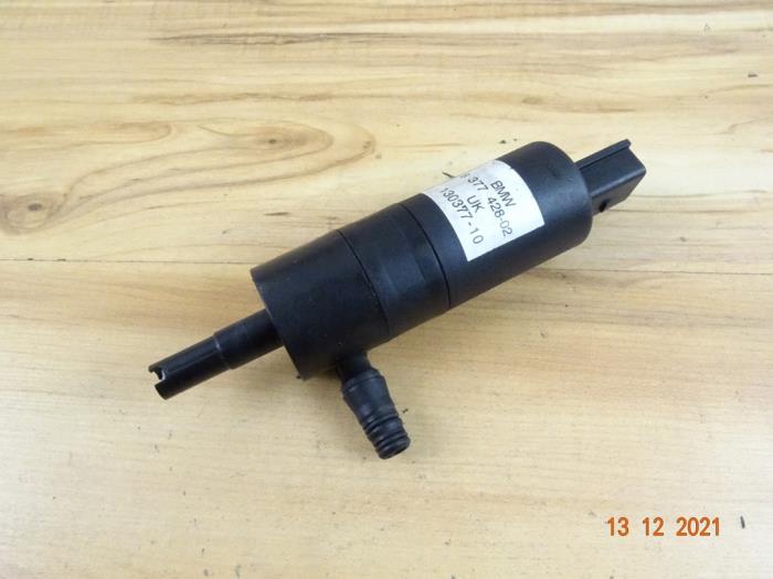 Headlight washer pump from a MINI Mini Cooper S (R53) 1.6 16V 2005