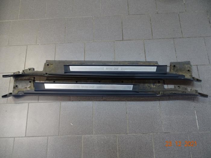 Używane Próg prawy BMW Mini (R50/53) 1.6 16V One Cena € 107,10 Z VAT oferowane przez Miniparts24