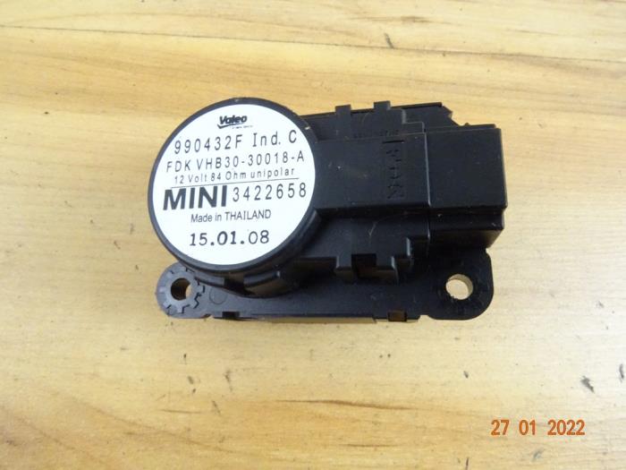 Heater valve motor from a MINI Mini (R56) 1.6 16V Cooper S 2008
