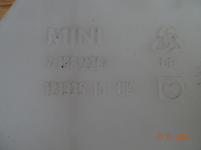 Depósito de lavaparabrisas delante de un MINI Mini Cooper S (R53) 1.6 16V 2005