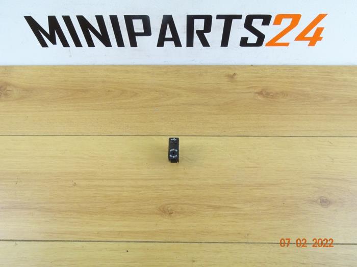 AUX / USB-Anschluss van een MINI Mini (R56) 1.6 16V Cooper 2012