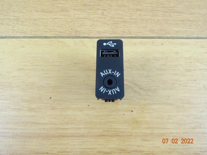 AUX / USB-Anschluss van een MINI Mini (R56) 1.6 16V Cooper 2012