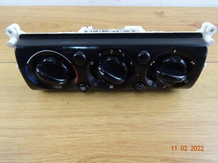 Air conditioning control panel from a MINI Mini One/Cooper (R50) 1.6 16V One 2005