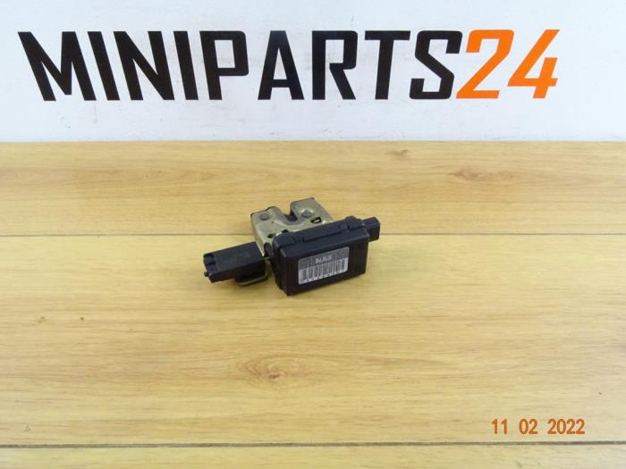 Tailgate lock mechanism from a MINI Mini One/Cooper (R50) 1.6 16V One 2005