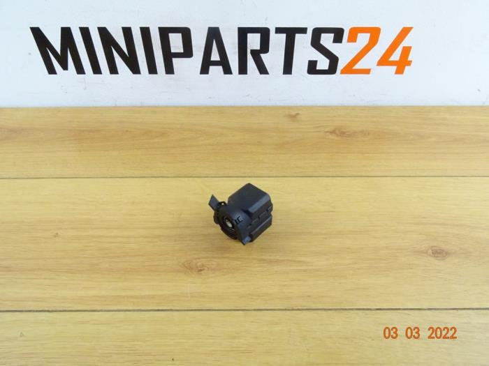 Ignition switch from a MINI Mini One/Cooper (R50) 1.6 16V Cooper 2004