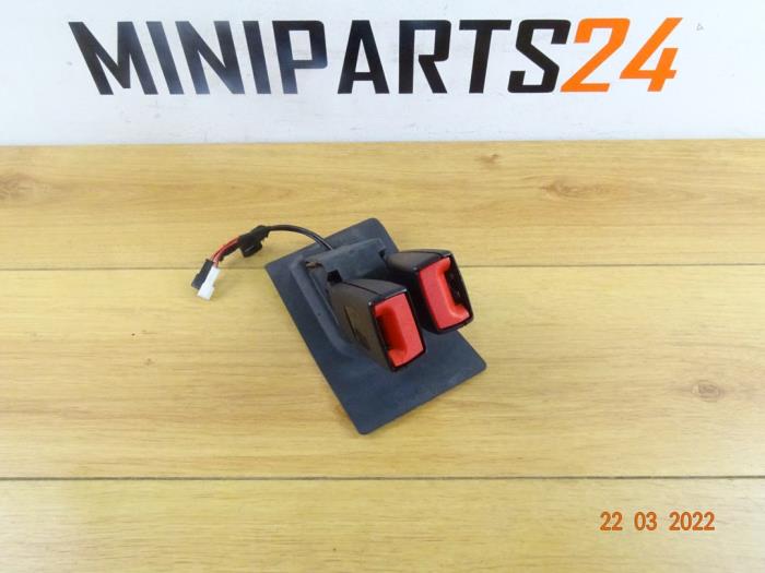 Gebrauchte Gurtspanner Mitte hinten Mini Mini (R56) 1.6 16V Cooper Preis € 23,80 Mit Mehrwertsteuer angeboten von Miniparts24