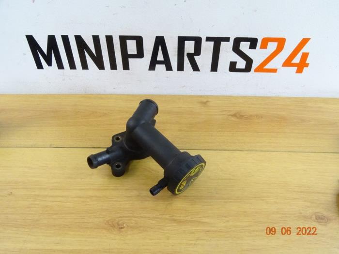 Thermostat housing from a MINI Mini One/Cooper (R50) 1.6 16V Cooper 2004