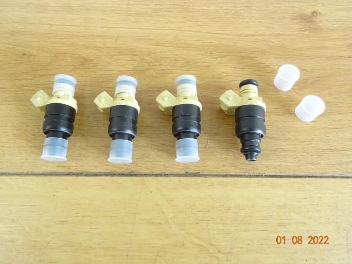 Injector (petrol injection) from a MINI Mini Cooper S (R53)  2005