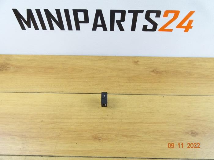 Używane Wtyczka USB Mini Mini Open (R57) 1.6 16V John Cooper Works Cena € 29,75 Z VAT oferowane przez Miniparts24