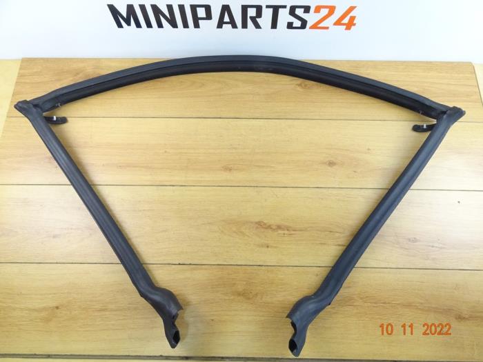 Windscreen rubber from a MINI Mini Open (R57) 1.6 16V John Cooper Works 2014