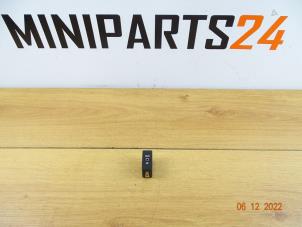 Używane Zlacze AUX/USB Mini Mini (R56) 1.6 16V Cooper S Cena € 17,85 Z VAT oferowane przez Miniparts24 - Miniteile24 GbR