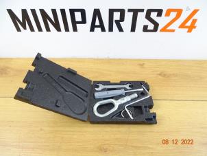 Usagé Kit d'outils Mini Mini Cooper S (R53) 1.6 16V Prix € 35,70 Prix TTC proposé par Miniparts24 - Miniteile24 GbR