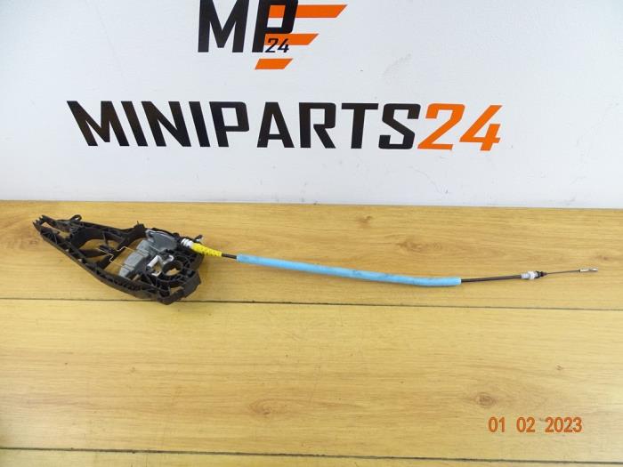 Rear door handle 4-door, right from a MINI Mini (F55) 1.2 12V One First 2015