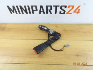 Usados Tensor de cinturón de seguridad derecha Mini Clubman (R55) 1.6 Cooper D Precio € 71,40 IVA incluido ofrecido por Miniparts24 - Miniteile24 GbR