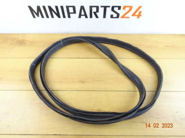 Boot lid seal from a MINI Clubman (R55) 1.6 Cooper D 2010