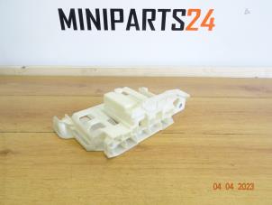Usagé Support (divers) Mini Mini (F56) 2.0 16V Cooper S Prix € 23,80 Prix TTC proposé par Miniparts24 - Miniteile24 GbR