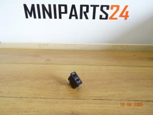 Używane Zlacze AUX/USB Mini Mini (F56) 2.0 16V Cooper S Cena € 38,68 Z VAT oferowane przez Miniparts24 - Miniteile24 GbR