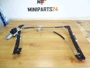 Używane Mechanizm szyby prawej przedniej wersja 2-drzwiowa Mini Mini Cooper S (R53) 1.6 16V Cena € 89,25 Z VAT oferowane przez Miniparts24 - Miniteile24 GbR
