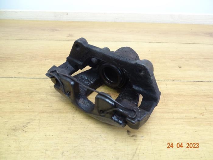Front brake calliperholder, left from a MINI Mini Open (R52) 1.6 16V One 2004