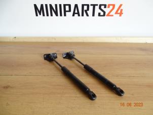 Używane Zestaw amortyzatorów gazowych pokrywy silnika Mini Mini (F56) 2.0 16V Cooper S Cena € 65,45 Z VAT oferowane przez Miniparts24 - Miniteile24 GbR
