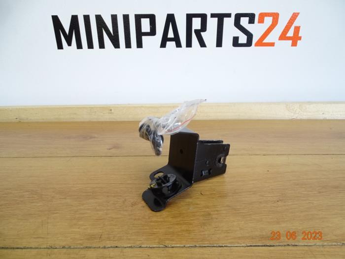 Rear seat lock from a MINI Mini (R56) 1.6 16V Cooper S 2008